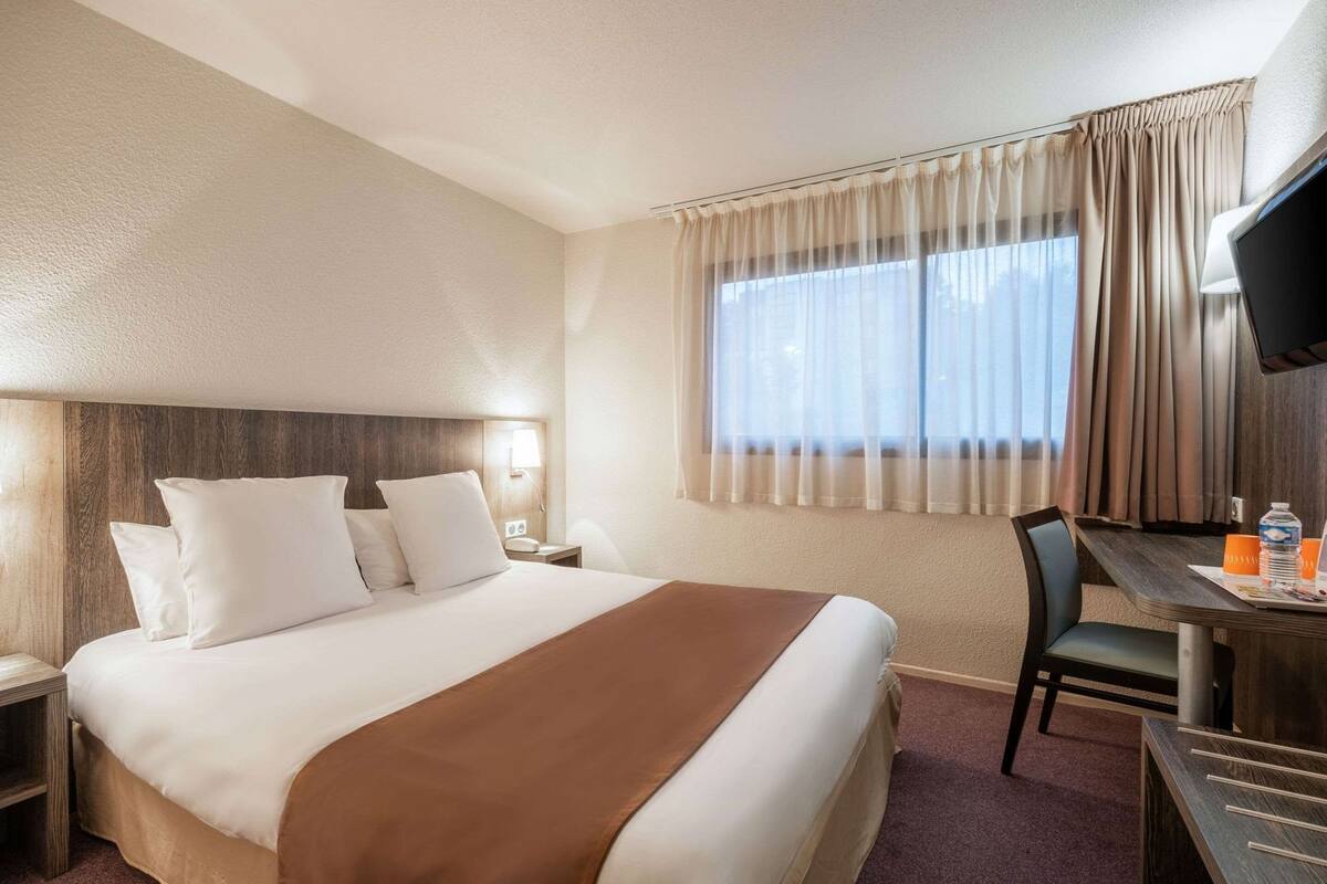 Premium bedding, desk, blackout drapes, soundproofing