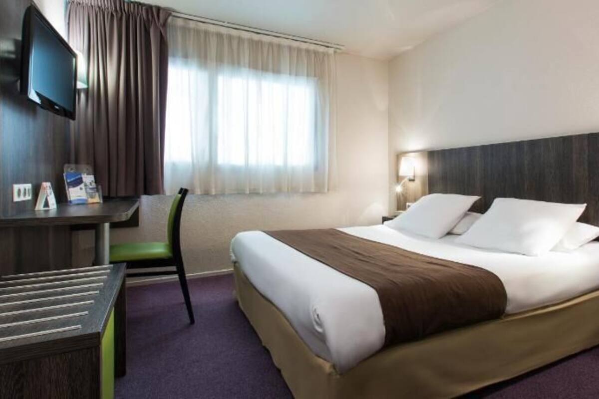 Premium bedding, desk, blackout drapes, soundproofing