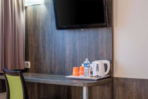 Standard Room, 1 Double Bed, Non Smoking | Premium bedding, desk, blackout drapes, soundproofing