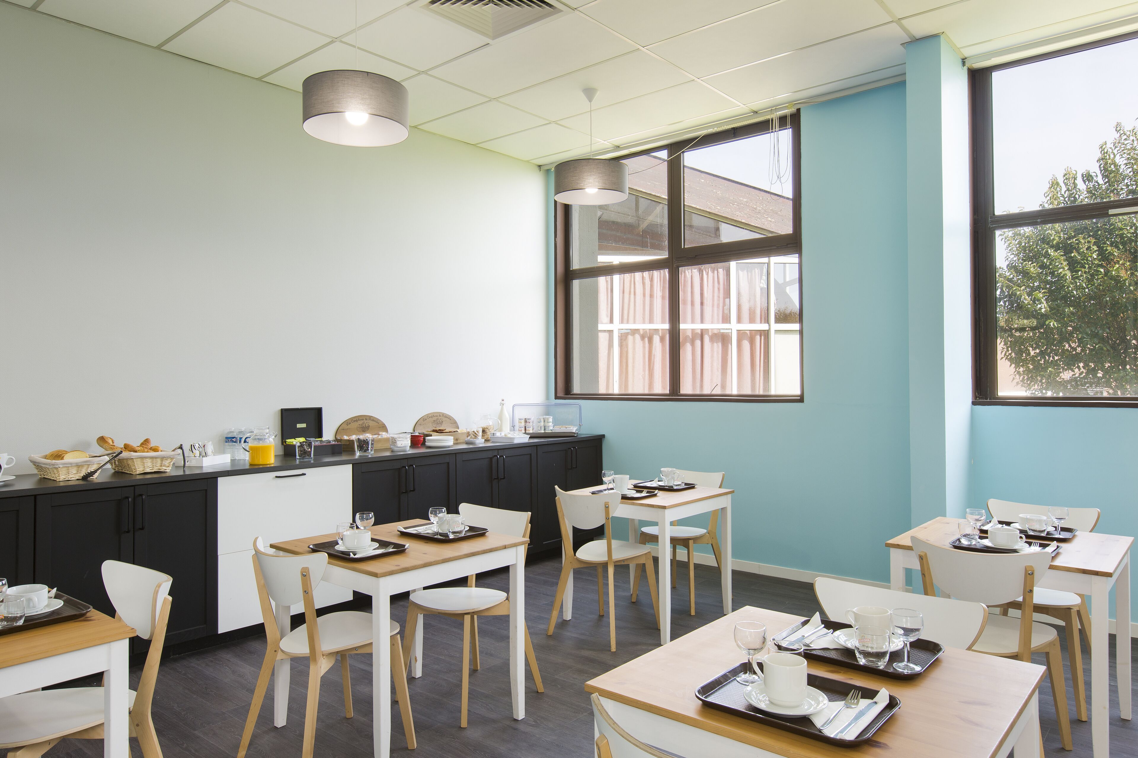 بوفيه فطور يوميًا بتكلفة قدرها (10 EUR للشخص)