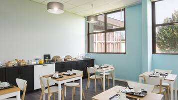 Se ofrece un desayuno bufé todos los días (10 EUR por persona)