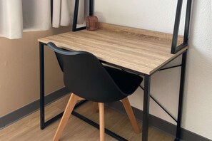 Literie de qualité supérieure, bureau, rideaux occultants