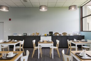 Tägliches Frühstücksbuffet (10 EUR pro Person)