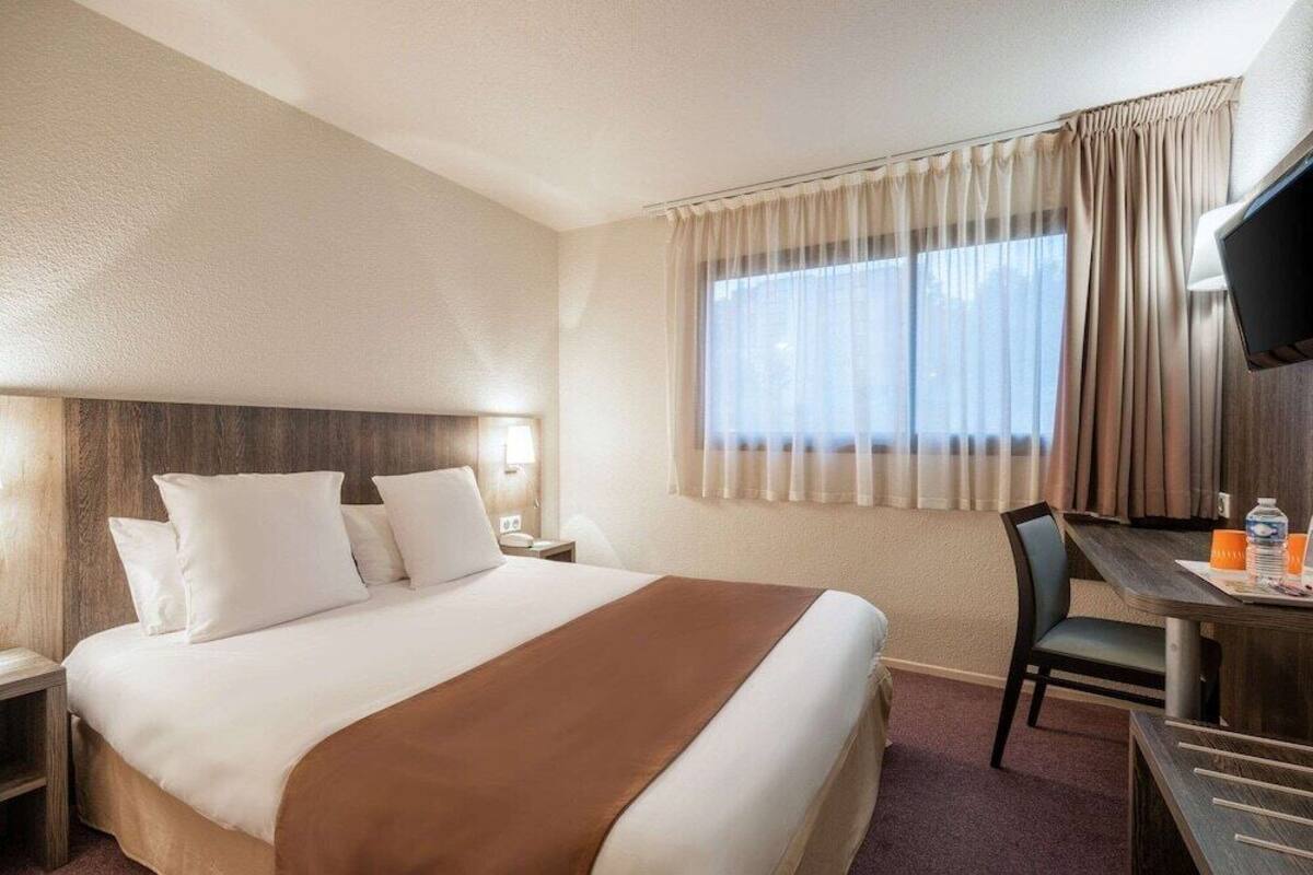 Premium bedding, desk, blackout drapes, soundproofing