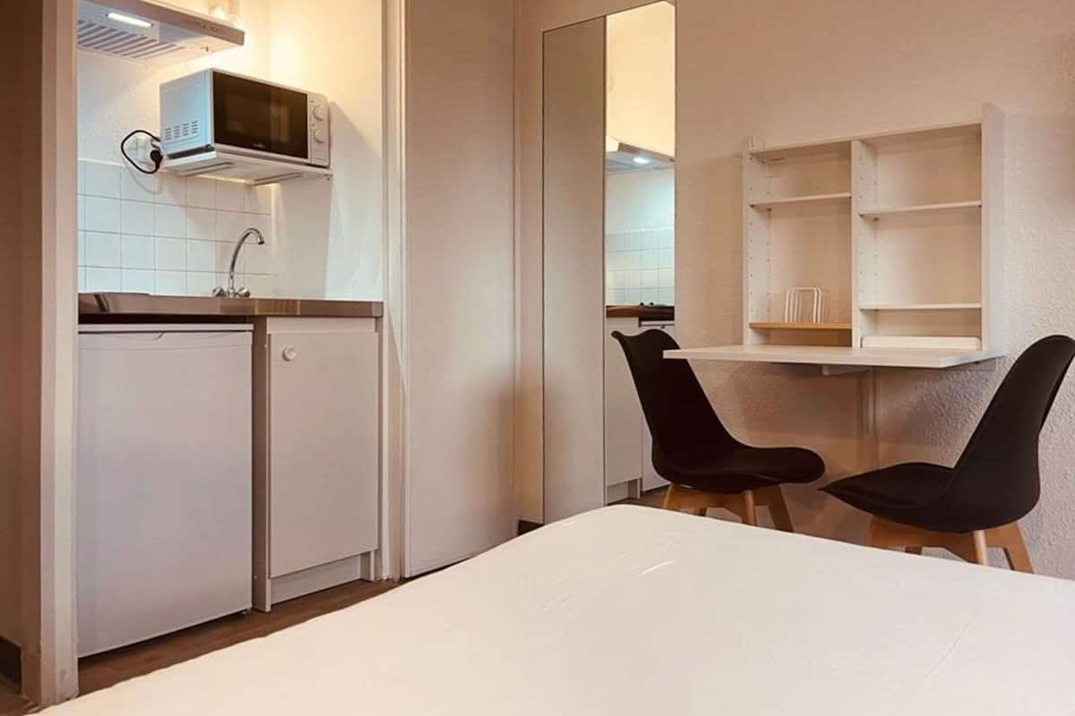 Studio, 2 Katil Bujang (Single), Non Smoking | Peralatan tempat tidur premium, meja, langsir/tirai gelap terus