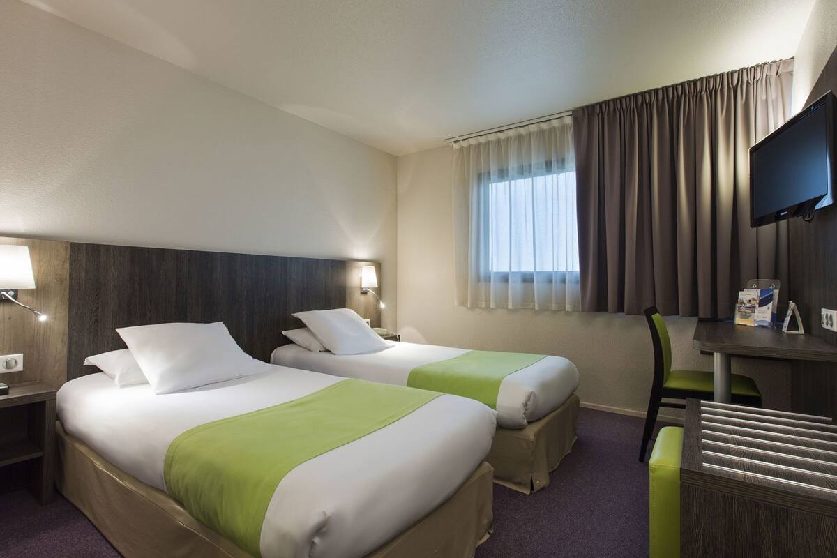 Premium bedding, desk, blackout drapes, soundproofing