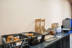 Daily buffet breakfast for a fee