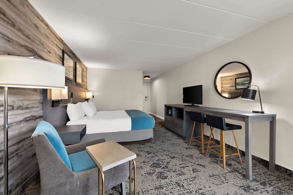 Standard Room, 1 King Bed, Non Smoking, Balcony (Walk-in Shower)