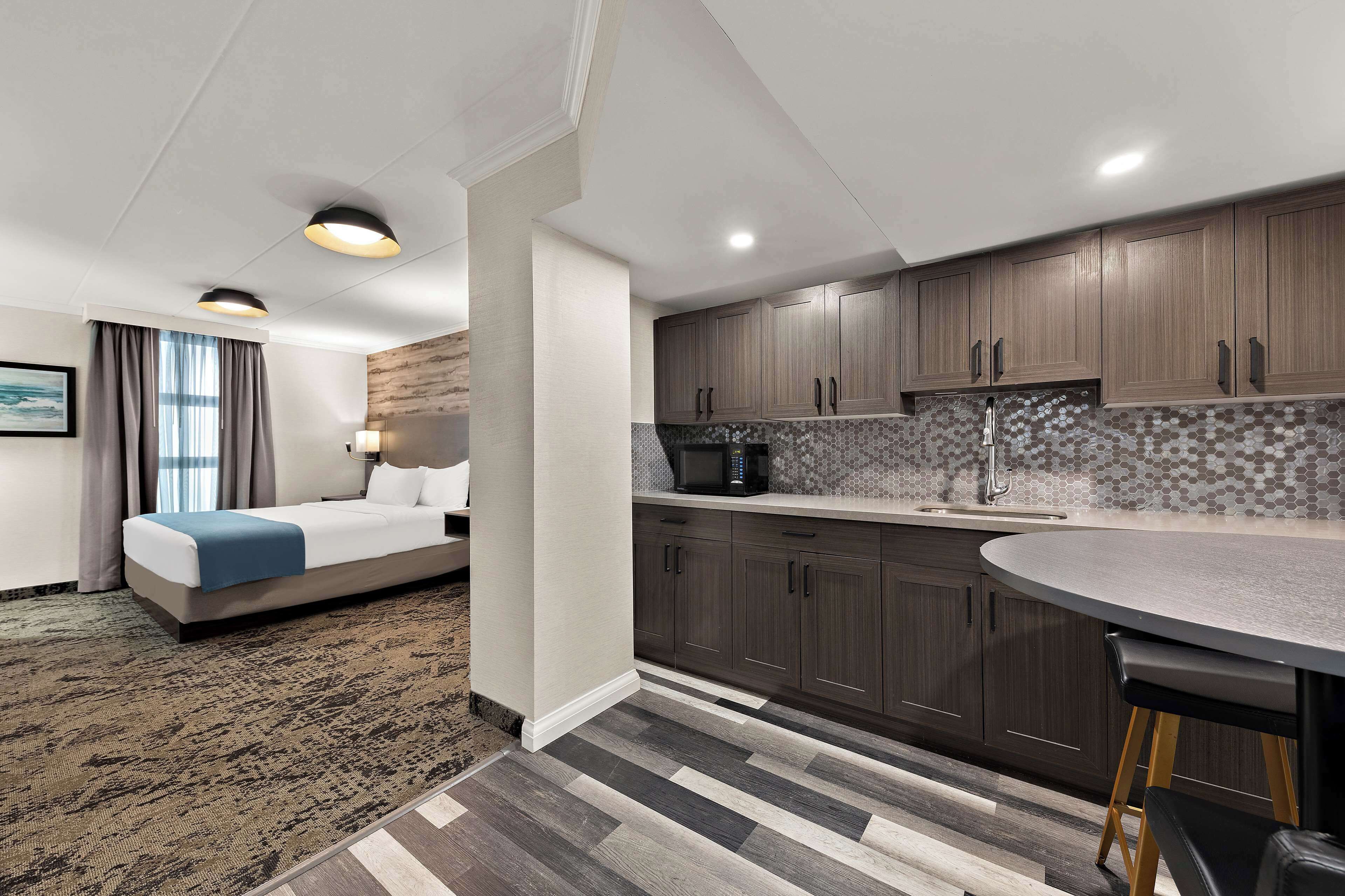 suite, multiple beds, non smoking, kitchenette (walk-in shower;larger room) | premium bedding, pillow-top beds, in-room safe, desk