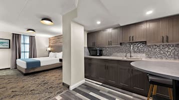 스위트, 침대(여러 개), 금연, 간이주방 (Walk-in Shower;Larger Room) | 고급 침구, 필로우탑 침대, 객실 내 금고, 책상