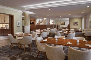 Petit déjeuner, déjeuner et dîner servis sur place