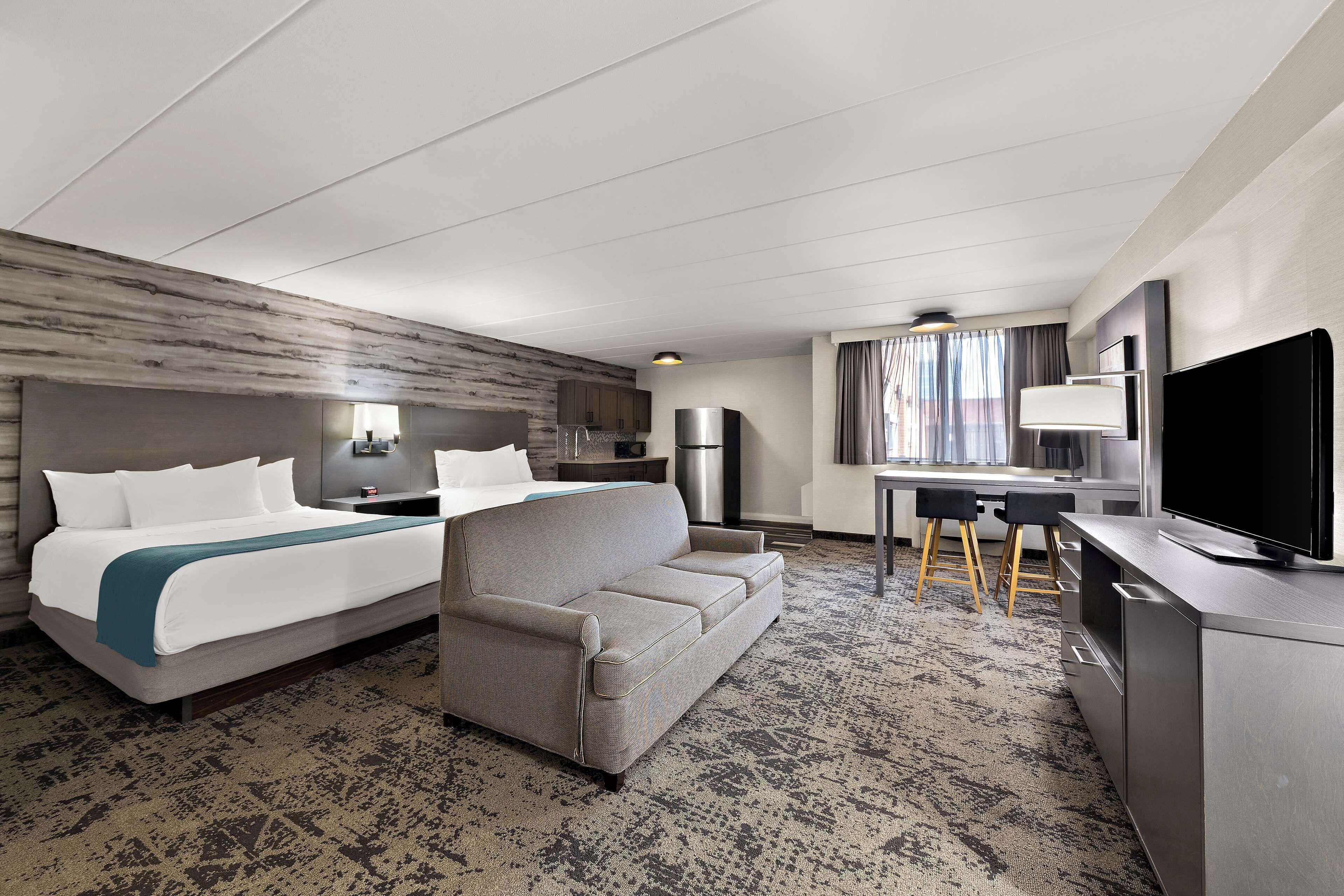 premium bedding, pillow-top beds, in-room safe, desk