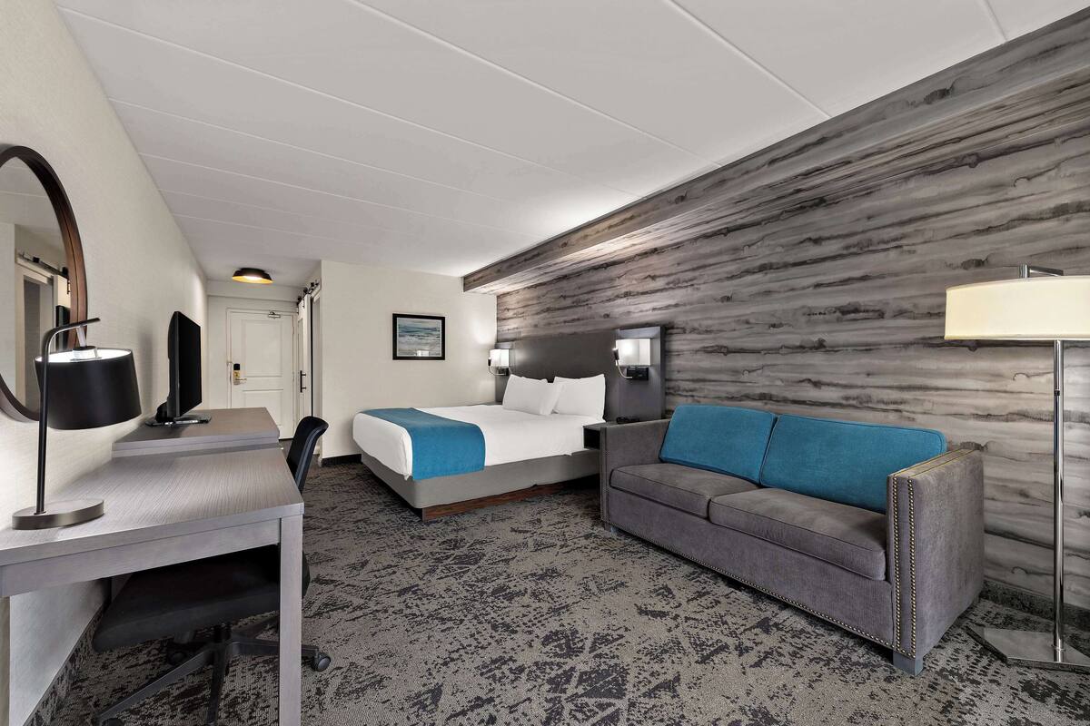 Habitació estàndard, 1 llit de matrimoni gran, no fumadors (Walk-in Shower;with Single Sofabed) | Roba de llit d'alta qualitat i matalassos amb encoixinament addicional 