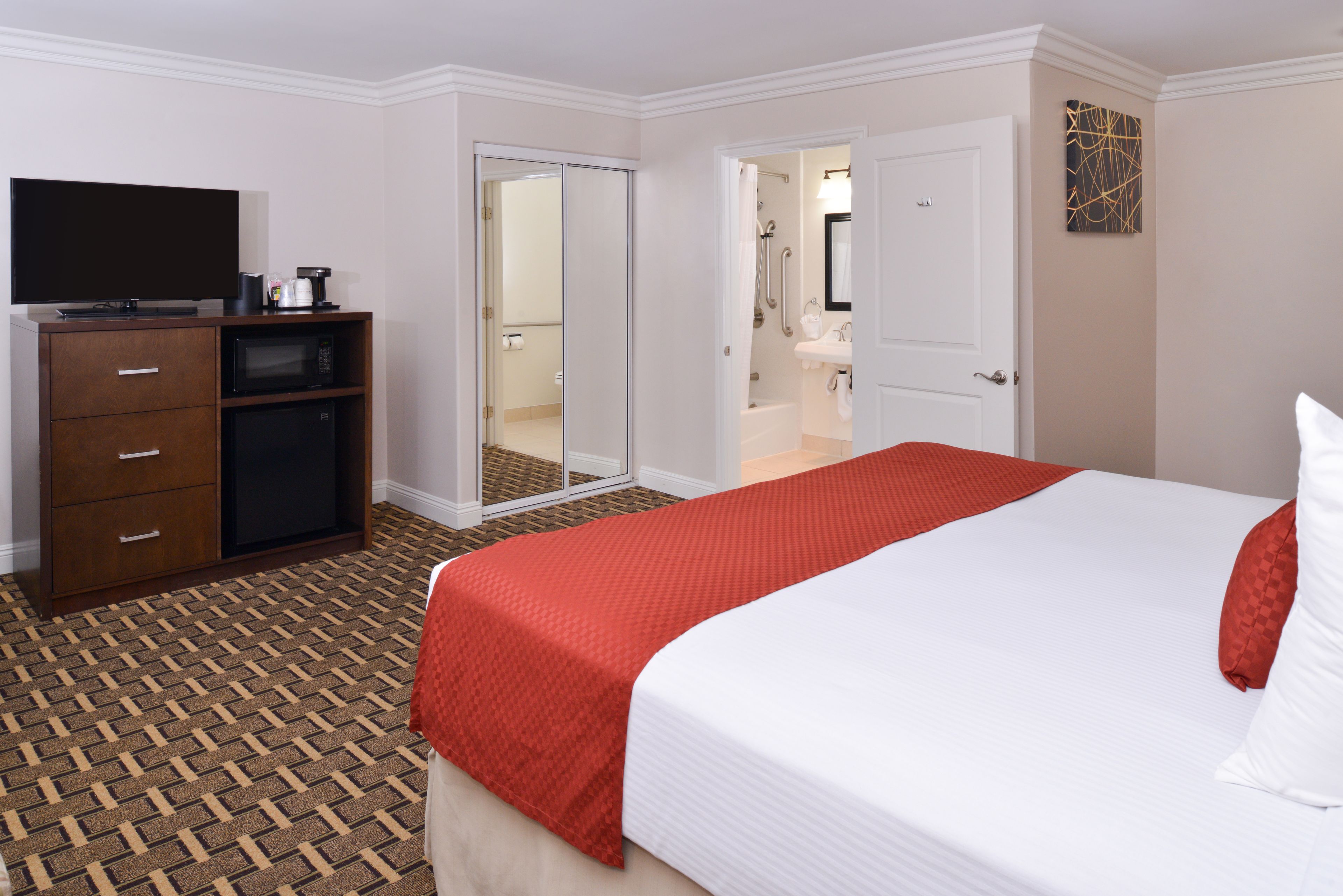 standard room, 1 king bed, accessible, bathtub | egyptian cotton sheets, pillow-top beds, in-room safe, desk