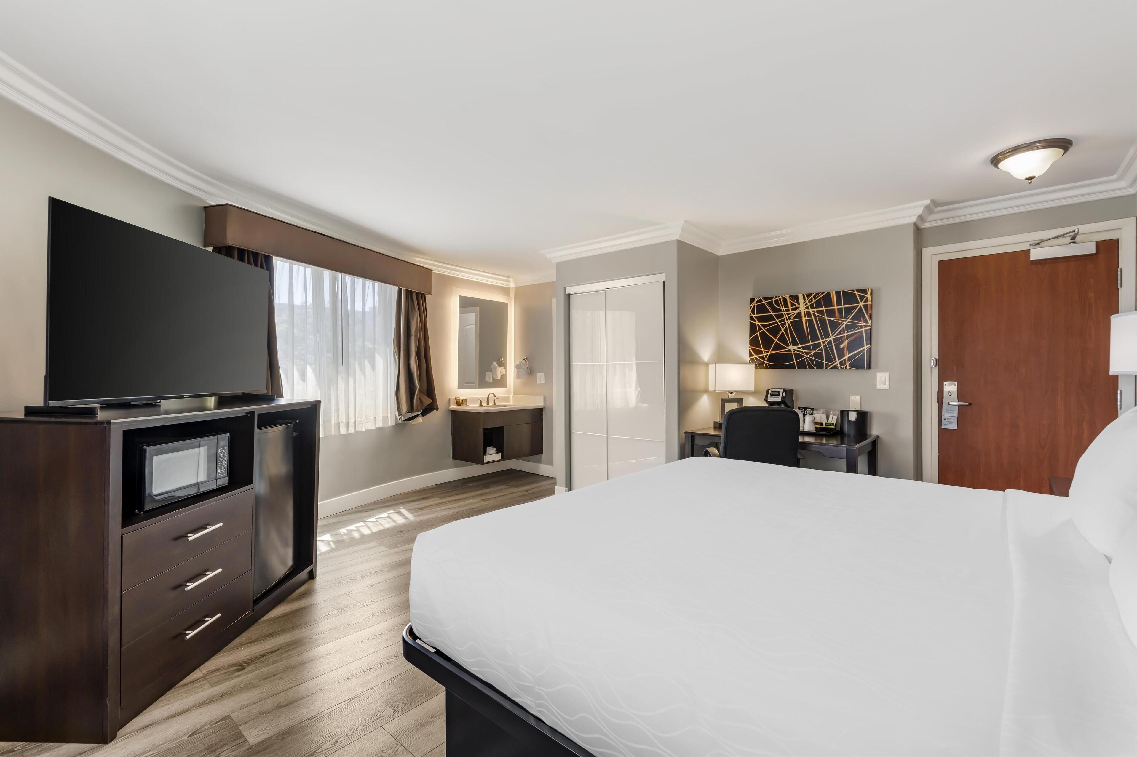 standard room, 1 king bed, refrigerator & microwave, corner | egyptian cotton sheets, pillow-top beds, in-room safe, desk