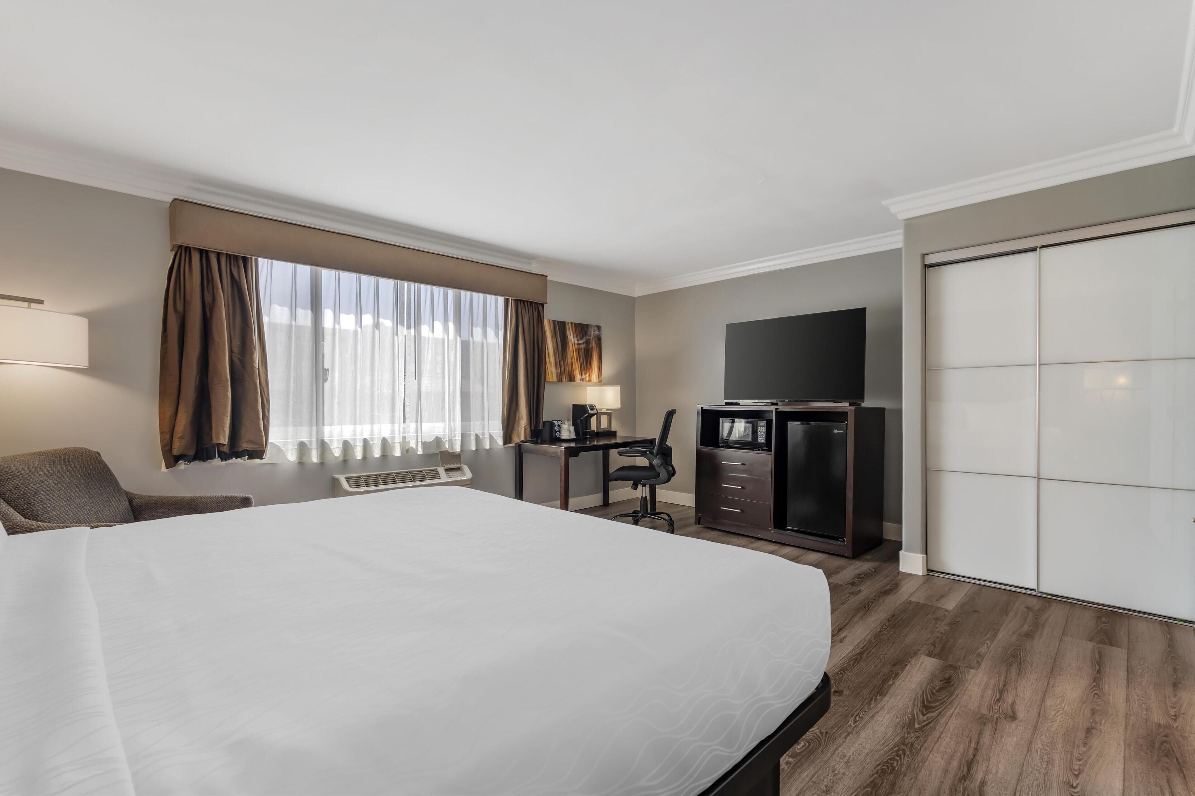 standard room, 1 king bed, accessible, bathtub | egyptian cotton sheets, pillow-top beds, in-room safe, desk