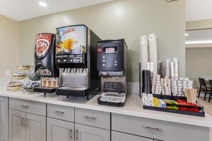 Free breakfast  - Best Western Plus LA Mid Town Hotel (Los Angeles)
