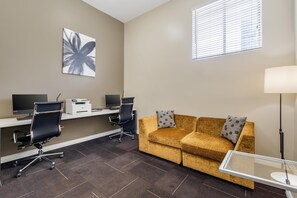 Business center - Best Western Plus LA Mid Town Hotel (Los Angeles)