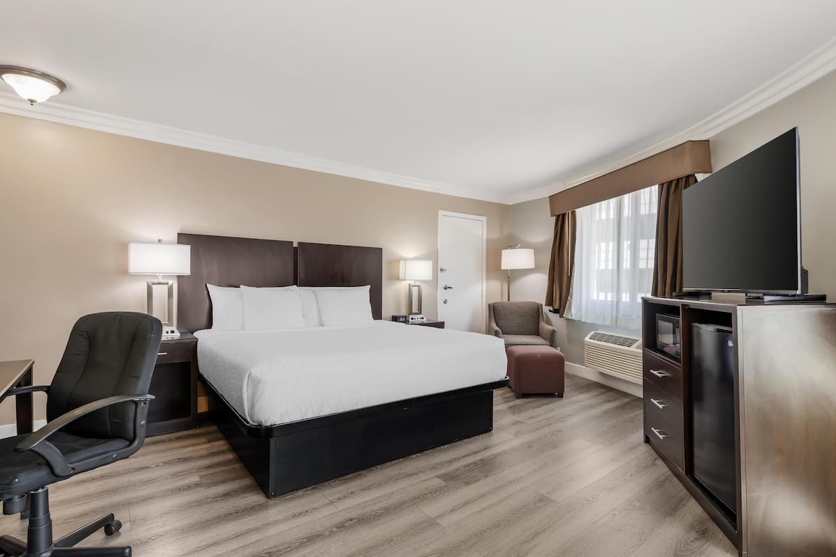 Standard Room, 1 King Bed, Refrigerator & Microwave, Corner | Egyptian cotton sheets, pillowtop beds, in-room safe, desk