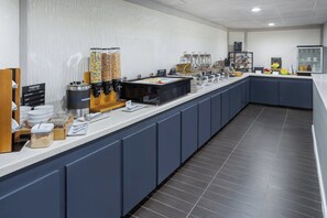 每日供應自助早餐 (費用另計)