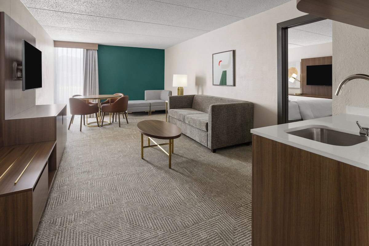 Escriptori, espai de treball apte per a portàtils i cortines opaques