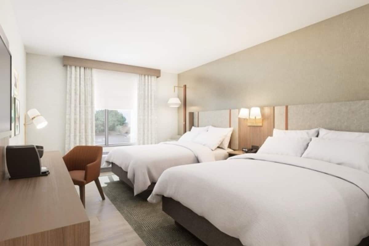 Työpöytä, kannettavalle tietokoneelle sopiva työtila, pimennysverhot