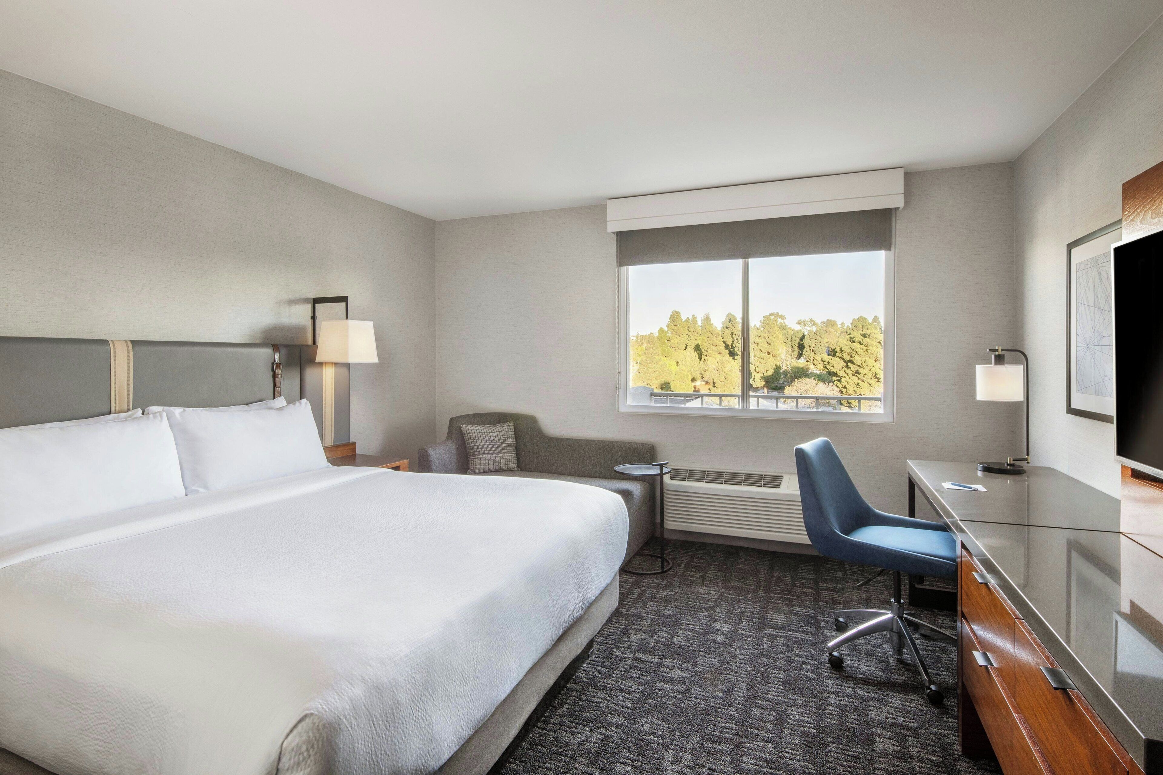 Værelse - 1 kingsize-seng | Pengeskab på værelset, skrivebord, lydisolering, strygejern/strygebræt