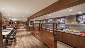 Café da manhã com buffet todos os dias (USD 20.95 por pessoa)