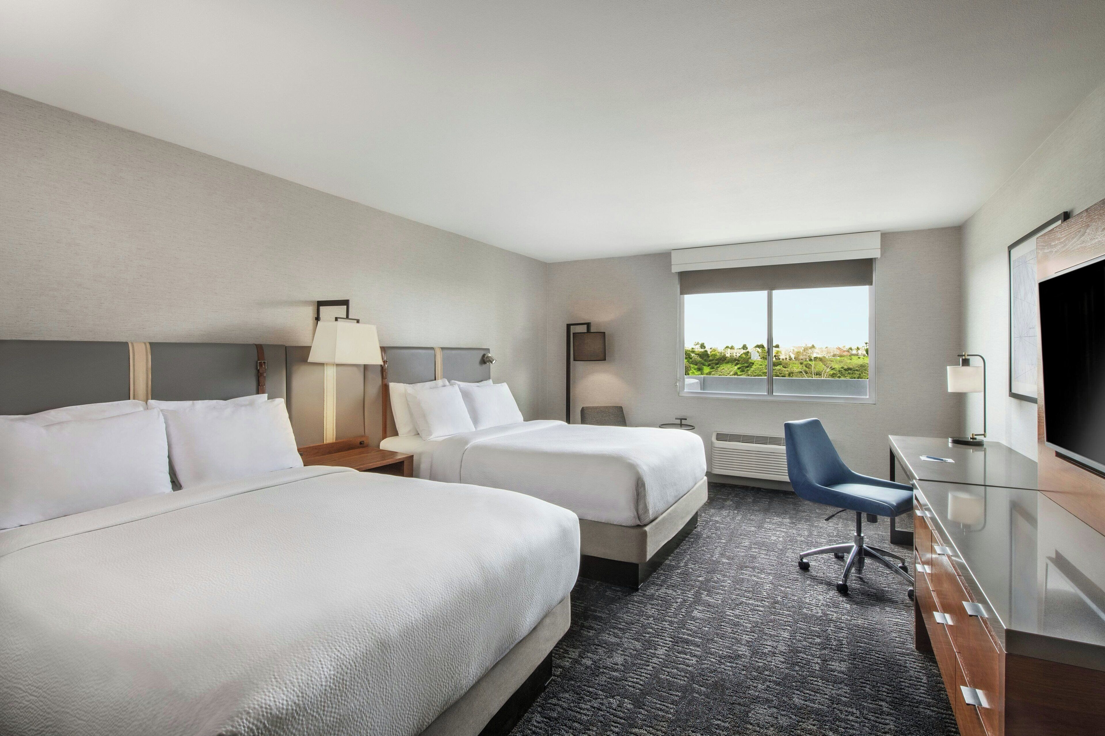 Værelse - 2 queensize-senge | Pengeskab på værelset, skrivebord, lydisolering, strygejern/strygebræt