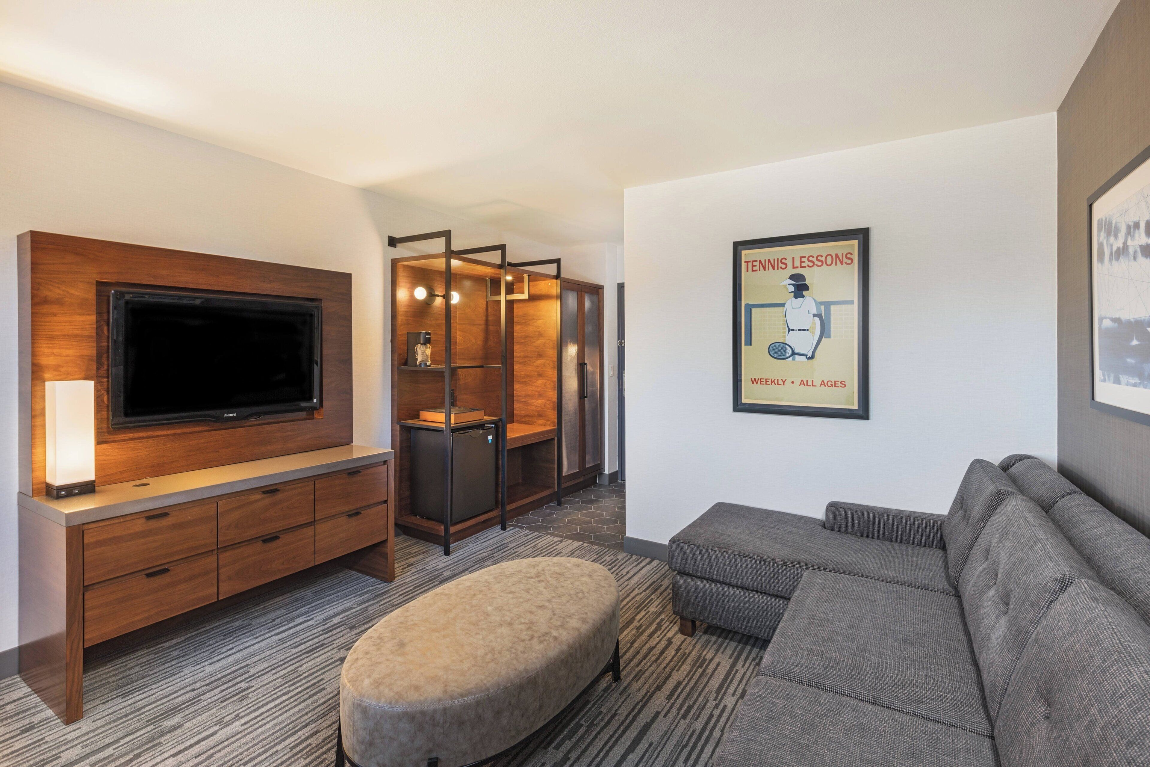 suite, 1 king bed | living room | flat-screen tv, netflix