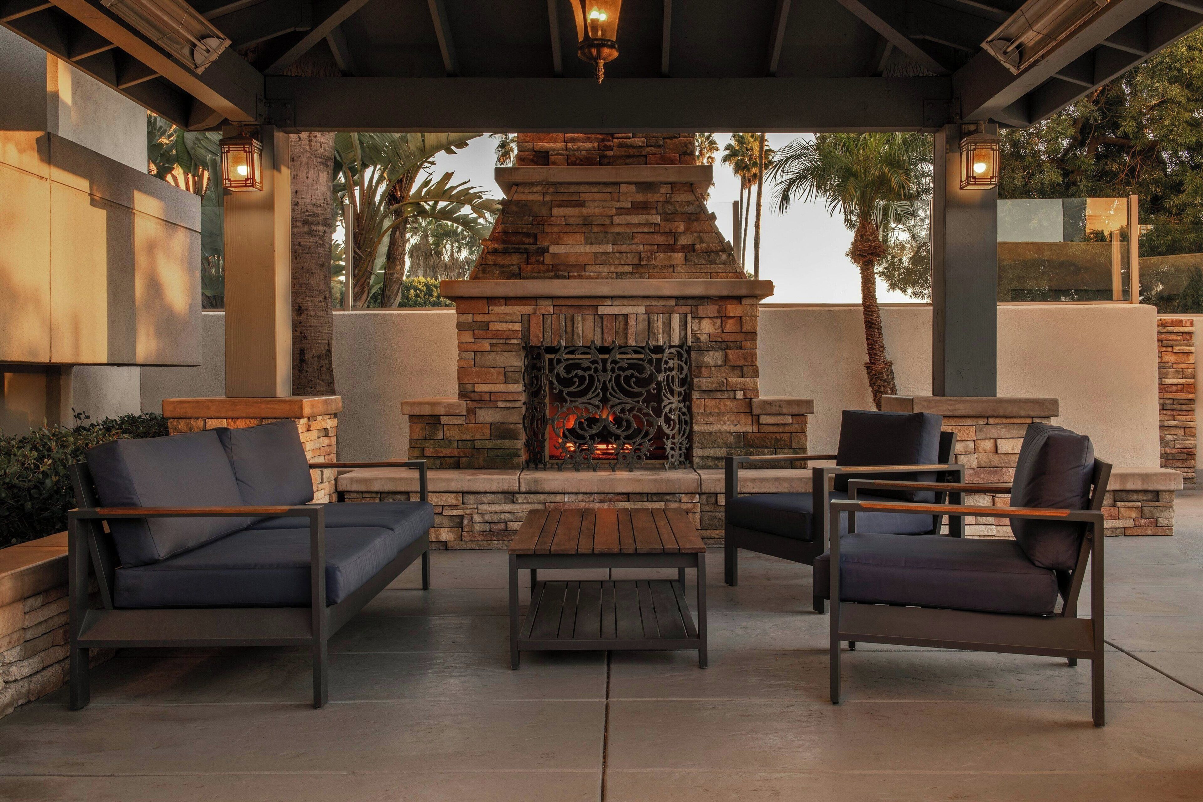 Piscina externa, funciona das 8h às 22h, guarda-sóis, espreguiçadeiras