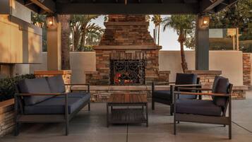 Piscina externa, funciona das 8h às 22h, guarda-sóis, espreguiçadeiras