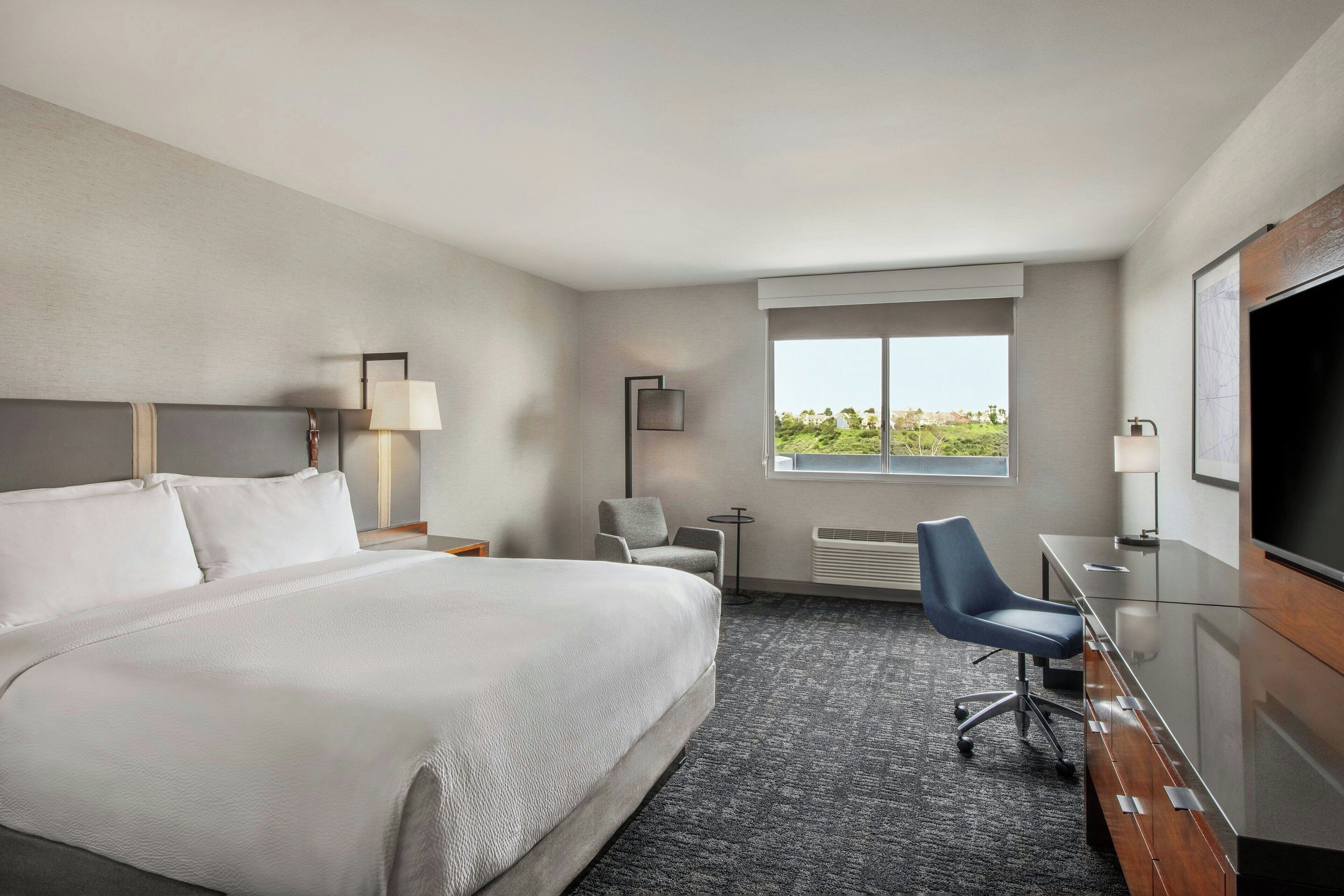 Deluxe-værelse - 1 kingsize-seng | Pengeskab på værelset, skrivebord, lydisolering, strygejern/strygebræt