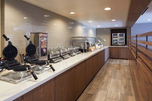 Bữa sáng buffet hàng ngày (15.95 USD/mỗi người) 