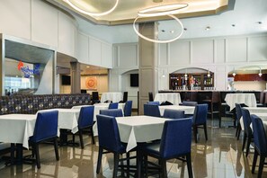 Breakfast, lunch, dinner served; Italian cuisine 