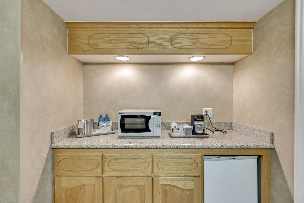 premium room, 2 queen beds, non smoking, fireplace | 1 bedroom, premium bedding, pillow-top beds, individually furnished