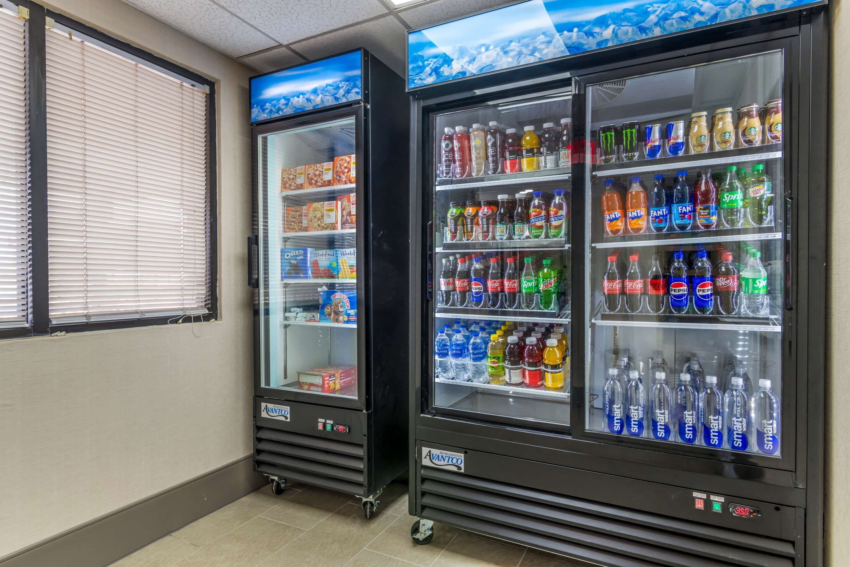 Twee drank- en snackautomaten met een ruime keuze.