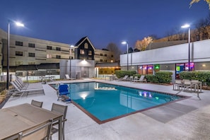 Piscine extérieure en saison