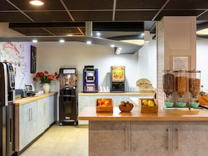 Petit déjeuner buffet servi tous les jours en supplément