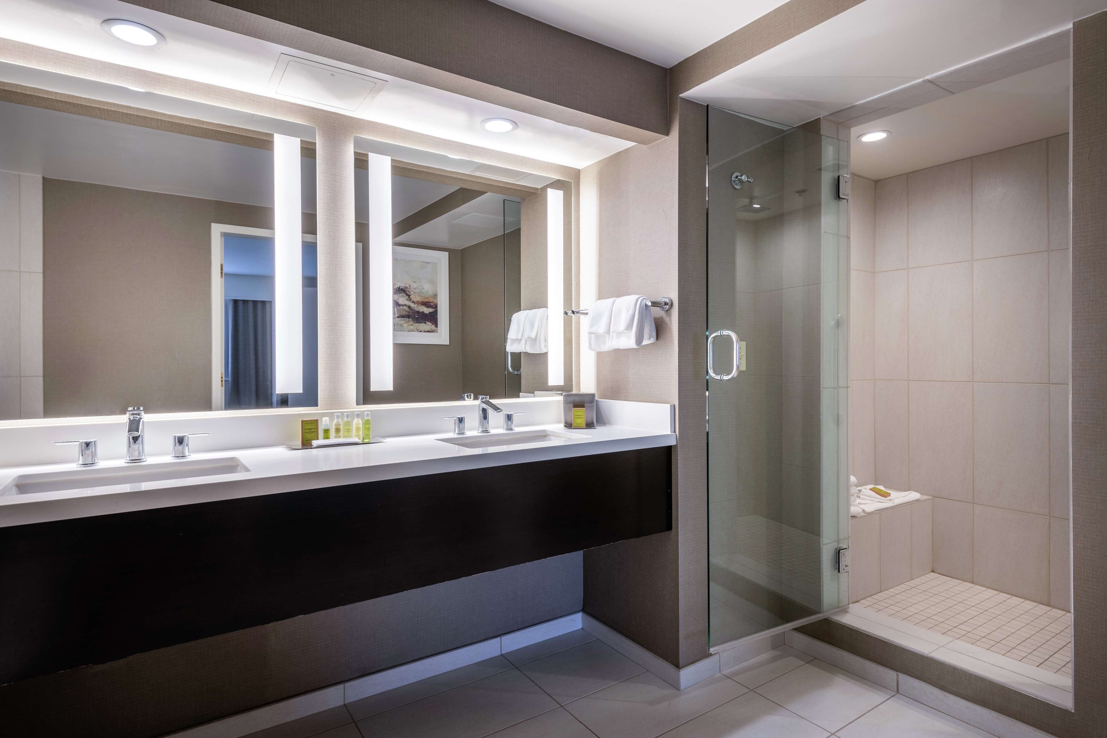 Suite, 1 Tempat Tidur King | Kamar mandi | Perlengkapan mandi gratis, pengering rambut, handuk, dan sabun