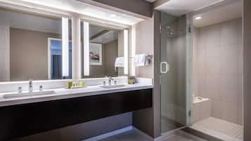 Suite, 1 Tempat Tidur King | Kamar mandi | Perlengkapan mandi gratis, pengering rambut, handuk, dan sabun