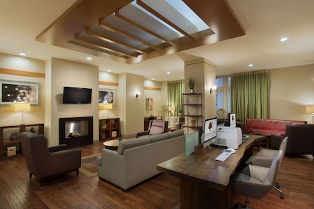 Businesscenter. DoubleTree by Hilton Los Angeles - Norwalk