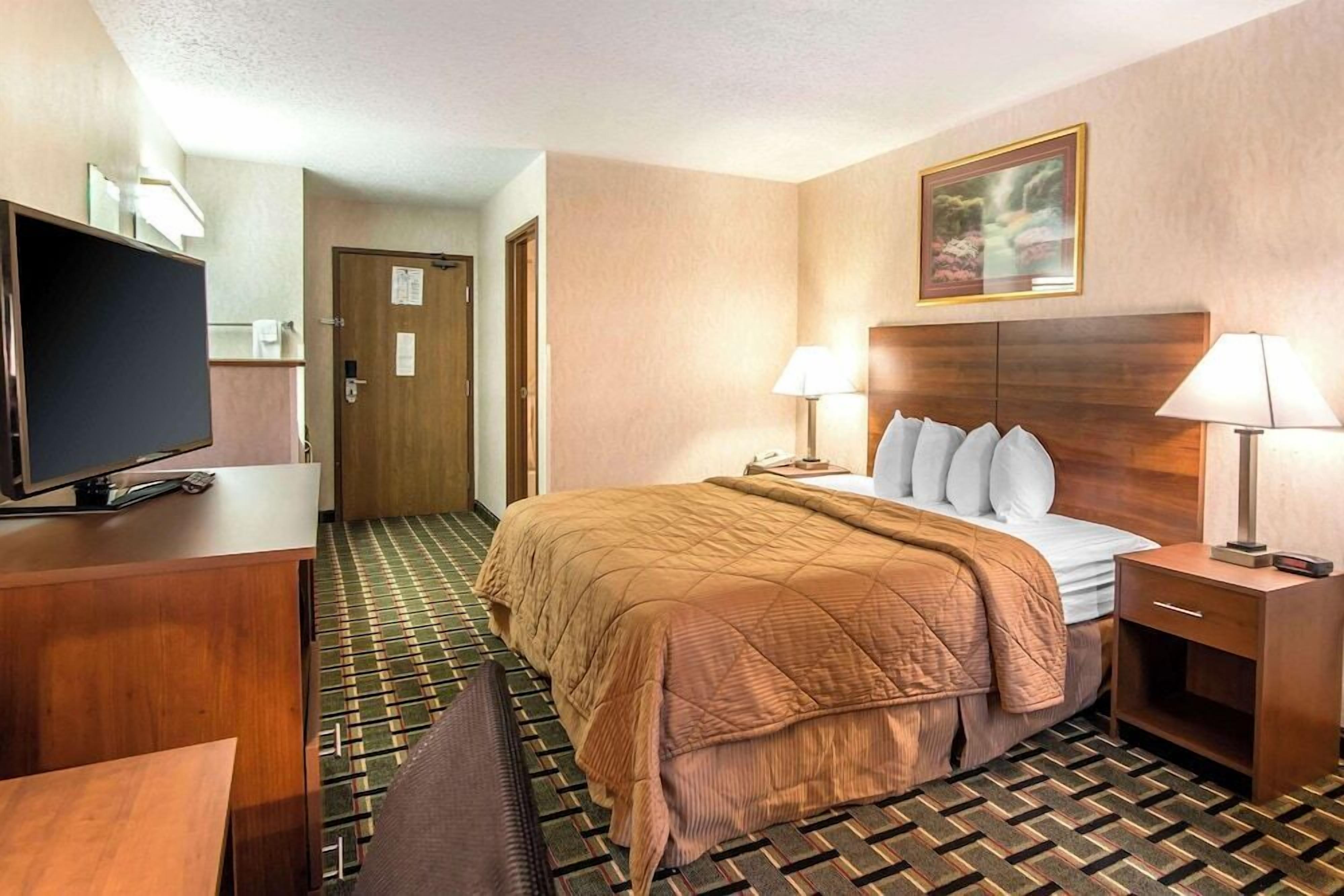 Desk, laptop workspace, iron/ironing board, free WiFi