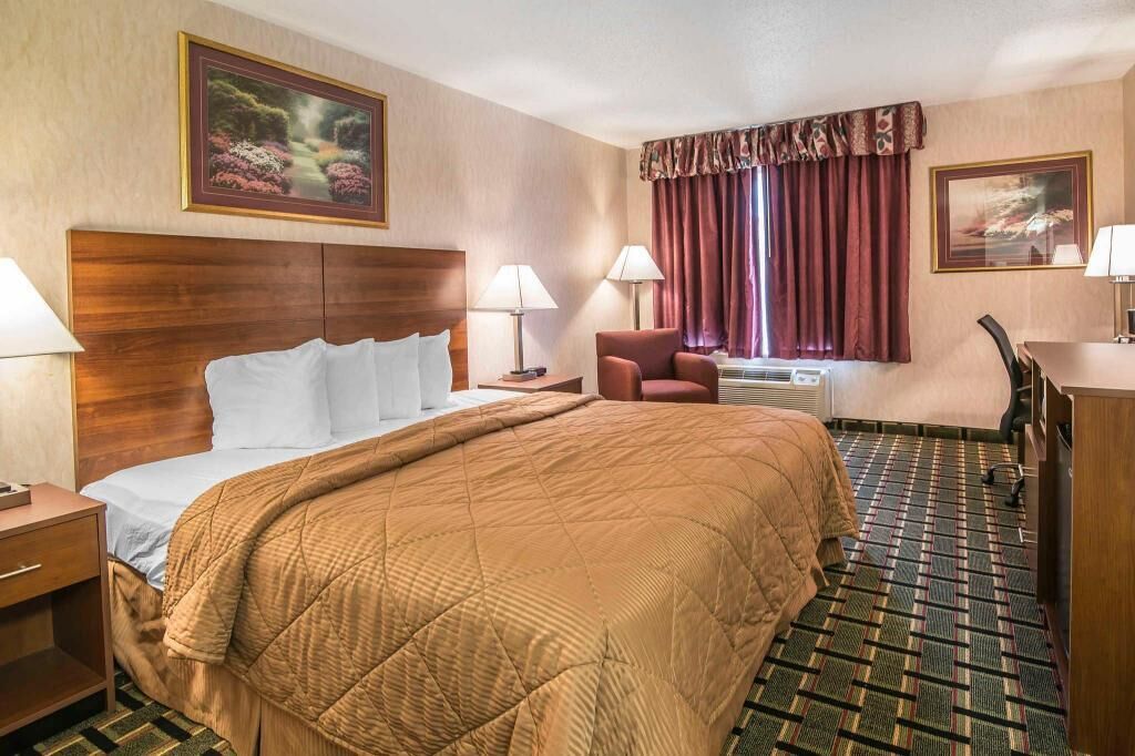 Desk, laptop workspace, iron/ironing board, free WiFi