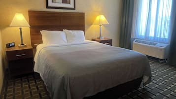 Una habitación de hotel con una cama grande, dos mesitas de noche con lámparas, un reloj y una ventana con cortinas.