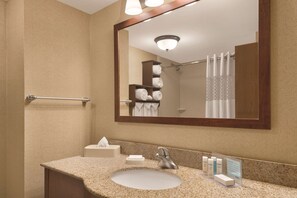 Combined shower/bathtub, deep-soaking bathtub, free toiletries - Hampton Inn Cincinnati/Kings Island (Mason)