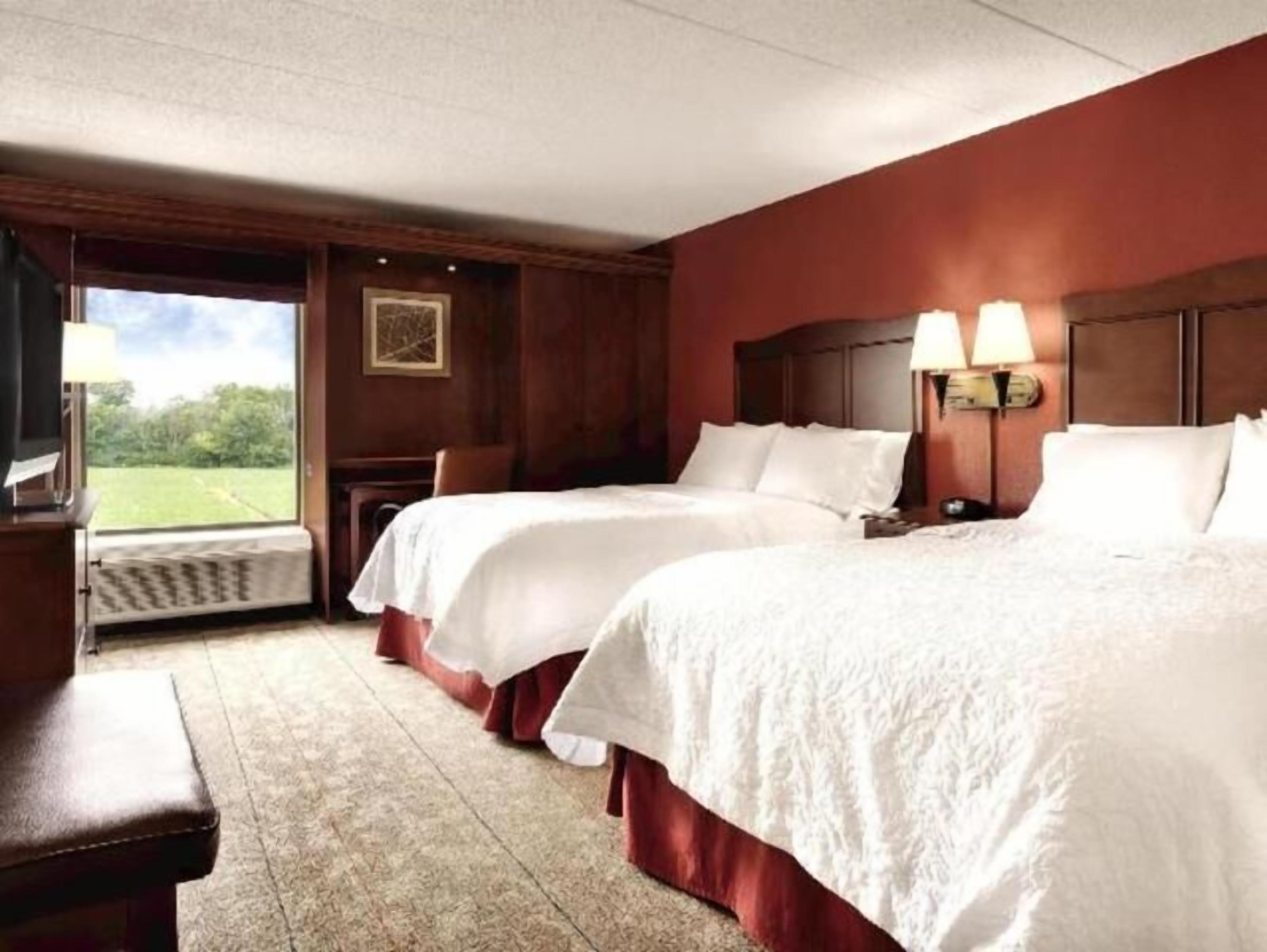 Luxe beddengoed, pillowtop-bedden, een kluis op de kamer, een bureau