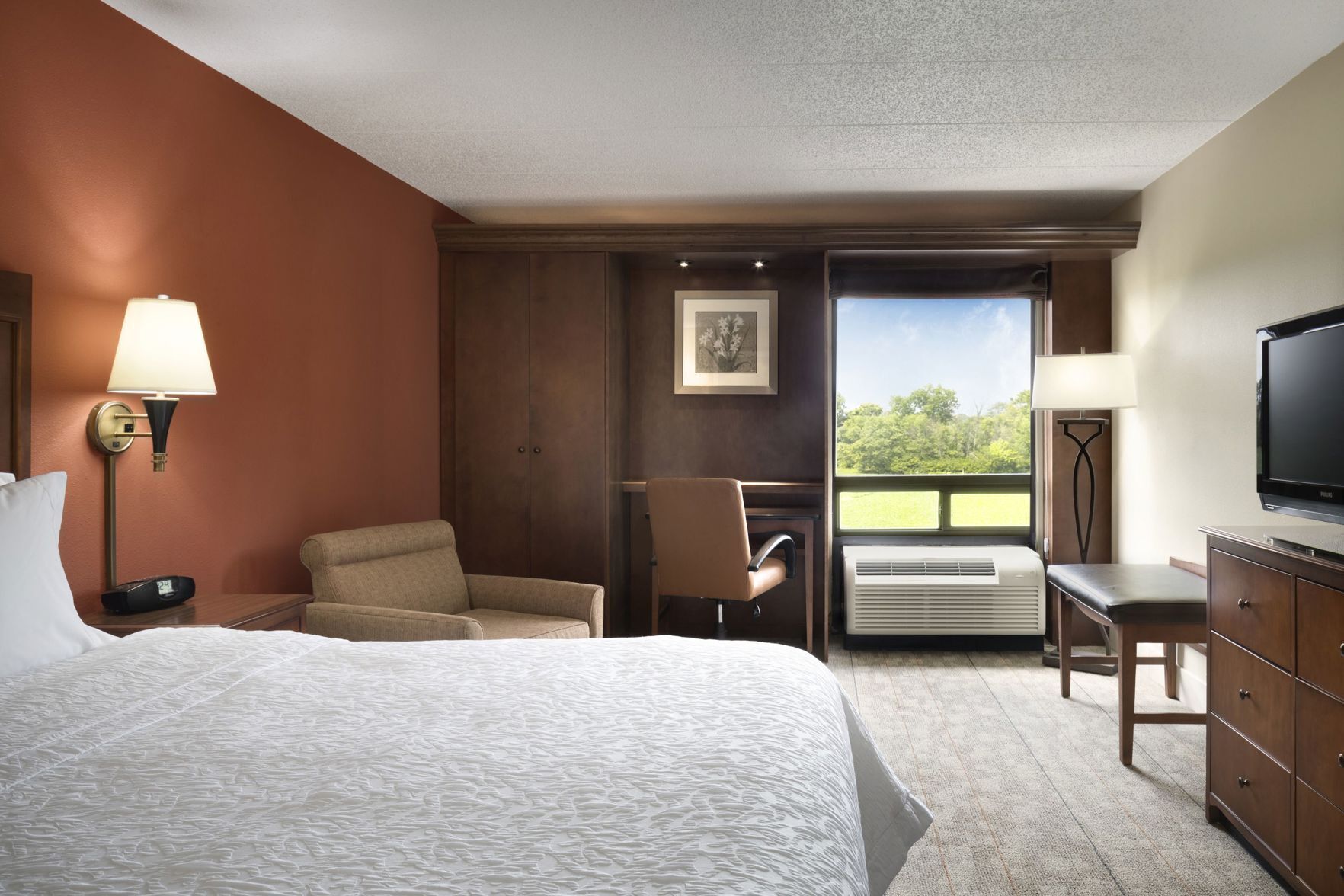 Luxe beddengoed, pillowtop-bedden, een kluis op de kamer, een bureau