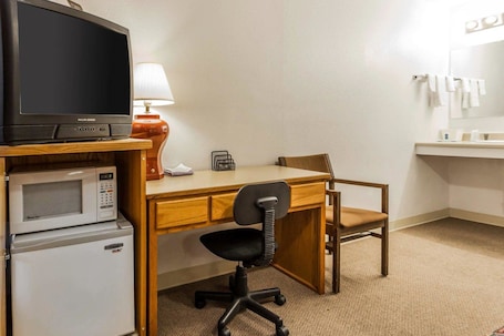Desk, free WiFi, bed sheets. Rodeway Inn & Suites Omak - Okanogan