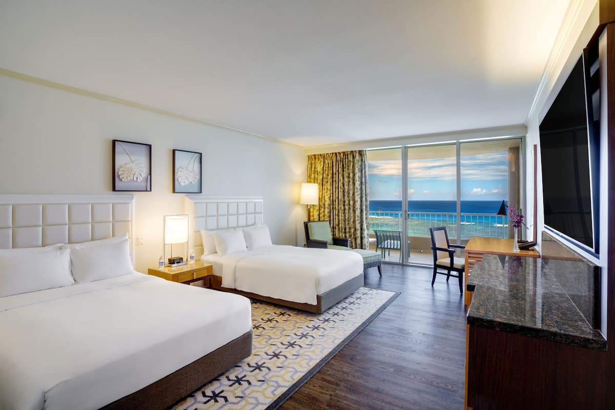 Untuvapeitot, minibaari, tallelokero huoneessa